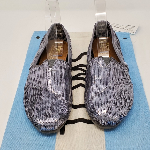 TOMS SILVER SEQUINS SLIP ON FLATS  SHOES WOMENS 7.5 BLING SPARKLE WEDDING - Picture 2 of 16